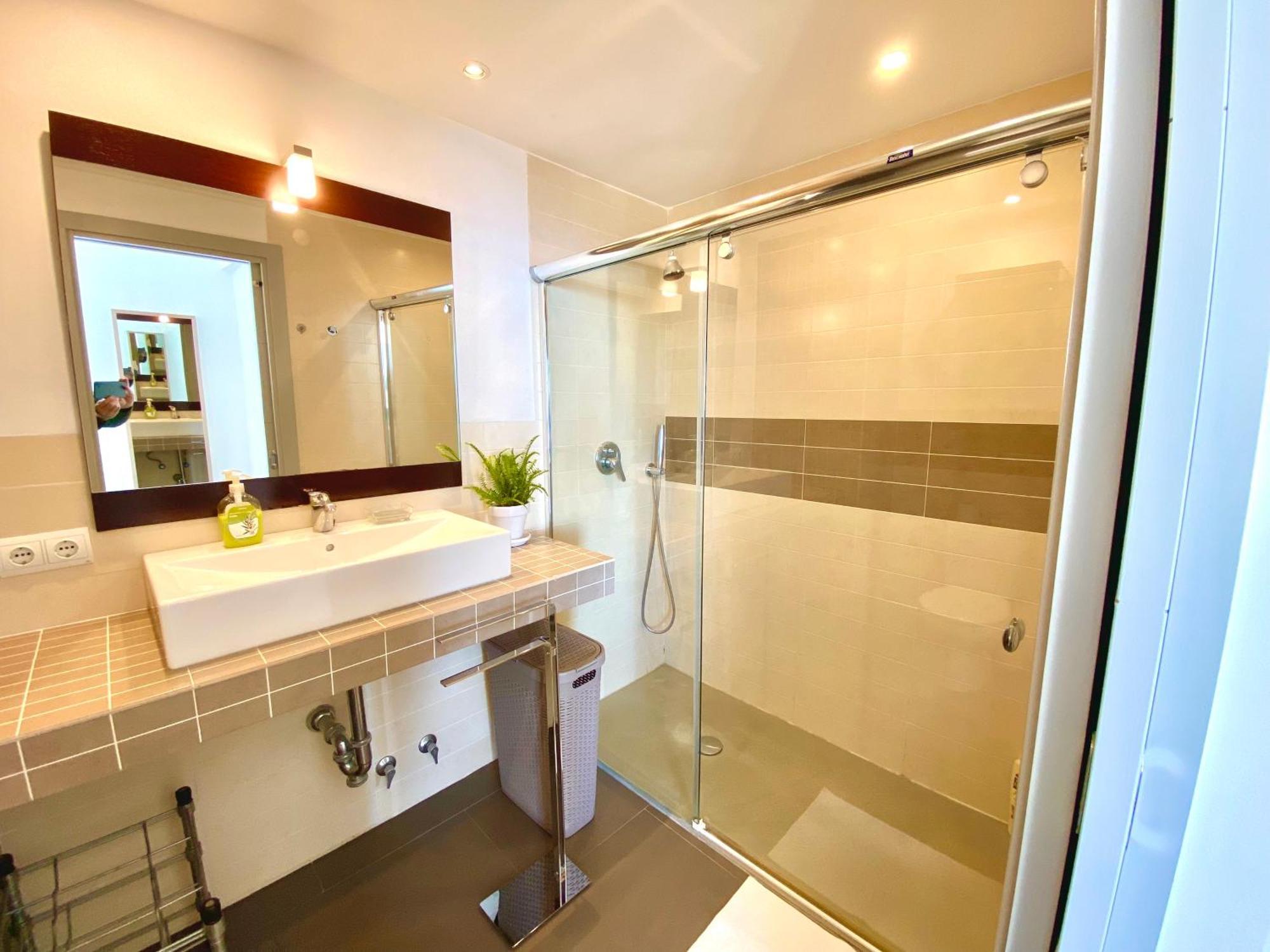 Modern Apartment Stunning Sea Views And Pool نيرخا المظهر الخارجي الصورة